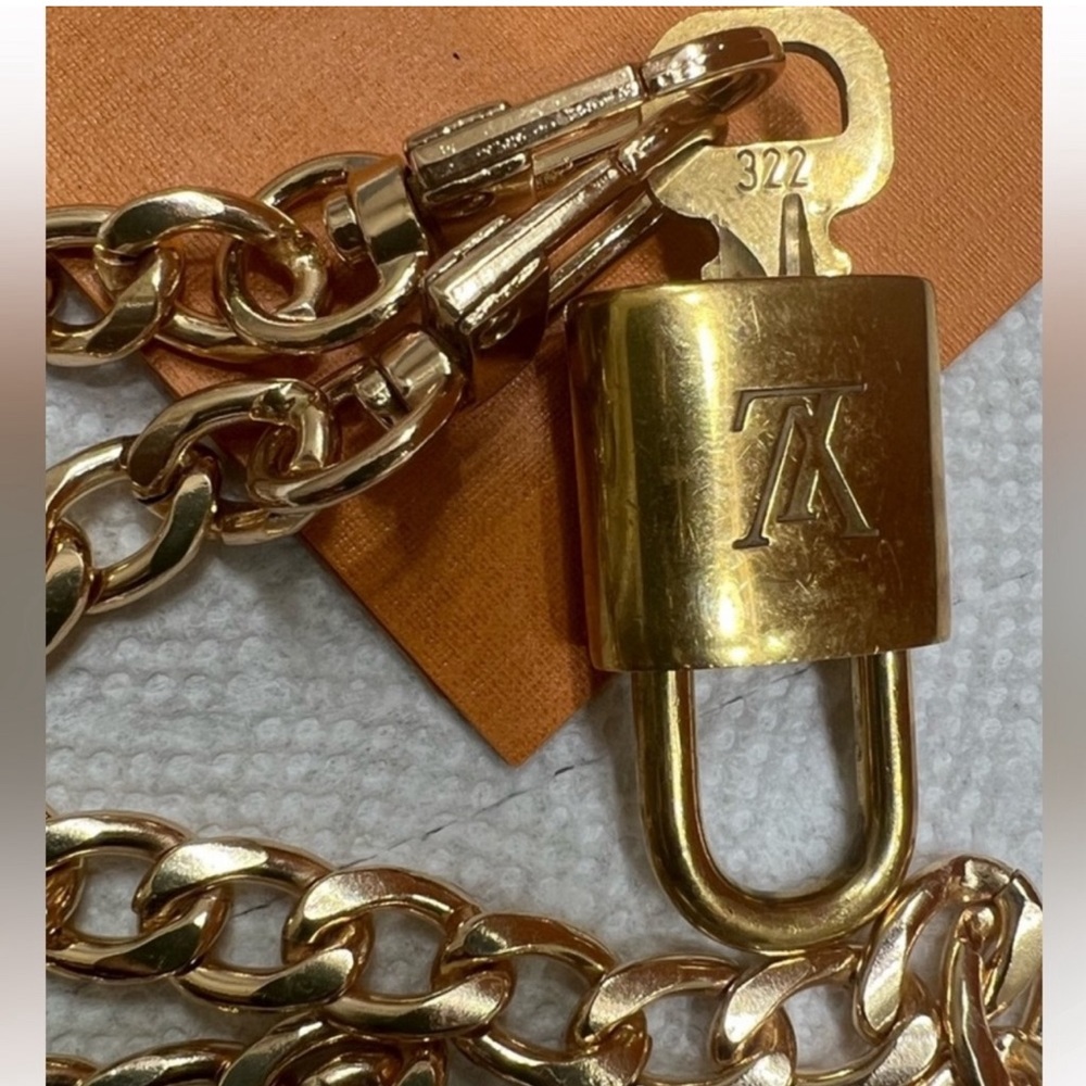 Authentic LOUIS VUITTON LOCK & KEY #322
